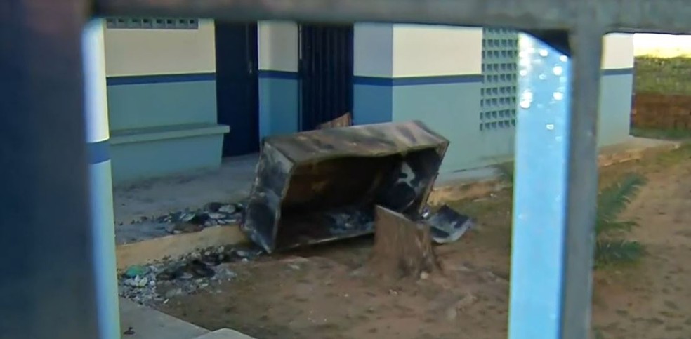 Suspeitos de incêndio em creche no Crato atearam fogo a um móvel do equipamento no pátio do local. — Foto: TV Verdes Mares/Reprodução