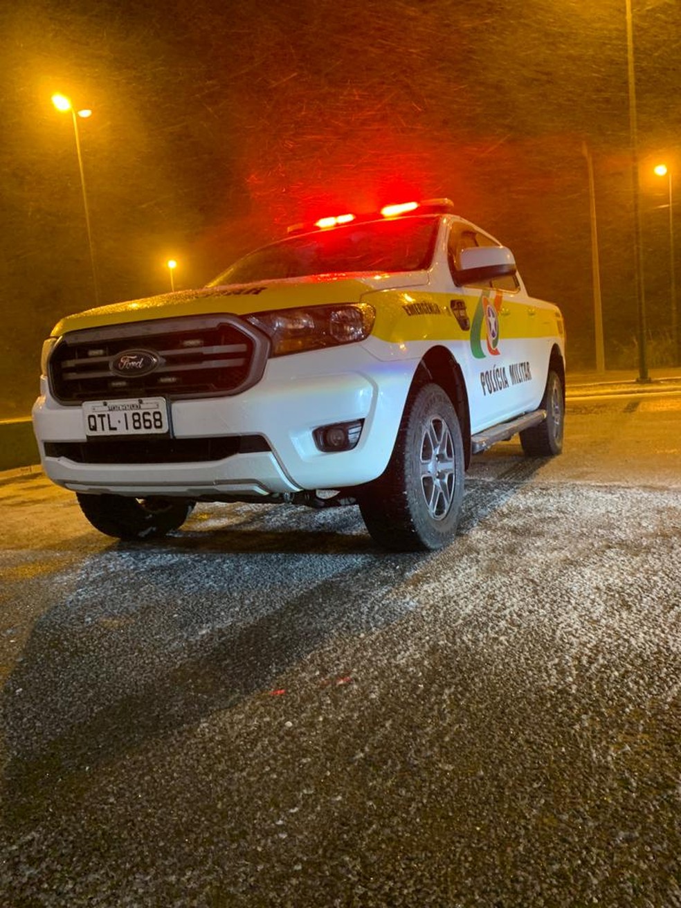 Neve em volta do carro da PMRv em Bom Jardim da Serra na noite de terça-feira (17) — Foto: PMRv/Divulgação