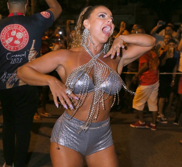 Viviane Araújo exibe look roqueira em noite de samba - OFuxico