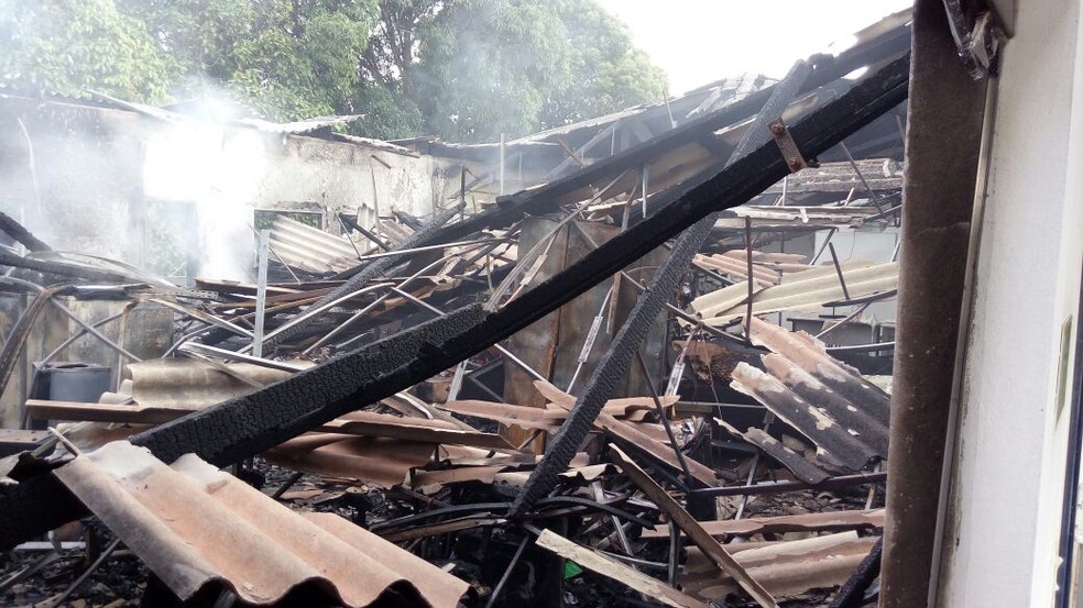 Em poucos minutos o incêndio ganhou proporções (Foto: PM/Divulgação)