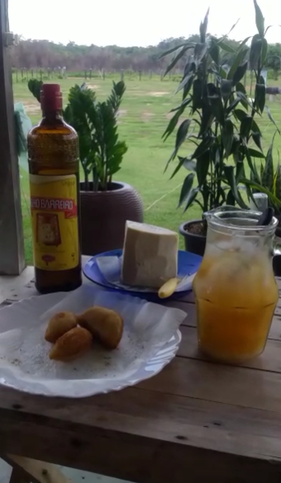 Casal atravessa alagamento para "tomar cachaça" — Foto: Cedida