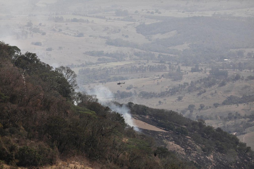Incêndio atinge a vegetação da Serra Paulista entre os municípios de São João da Boa Vista, Águas da Prata e Vargem Grande do Sul — Foto: Governo do Estado de São Paulo/Divulgação