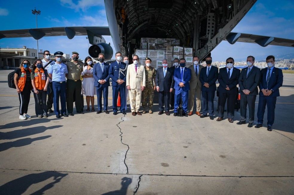 Comitiva brasileira em missão humanitária no Líbano chega no Aeroporto Internacional de Beirute nesta quinta (13) — Foto: Alexandre Manfrim/Ministério da Defesa/Divulgação