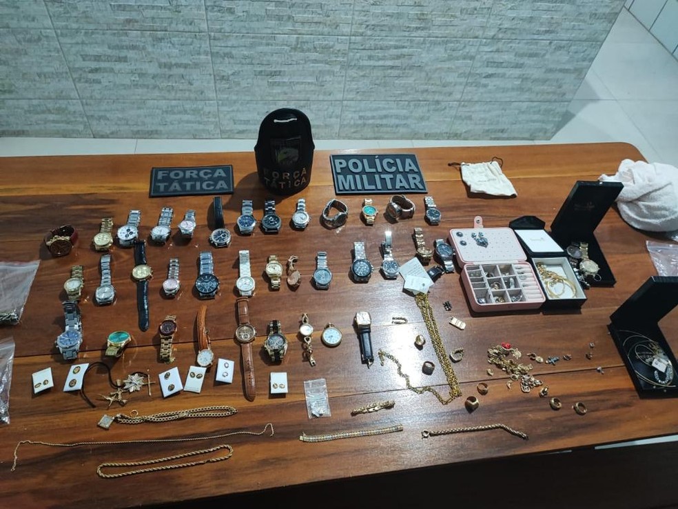 Segundo a polícia, além das joias, a quadrilha roubou um carro da família — Foto: Polícia Militar