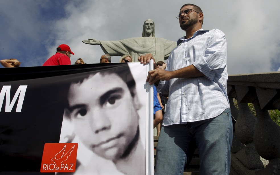 ONG Rio de Paz levou cartazes ao Cristo Redentor no dia 8 de abril de 2015 — Foto: Gabriel de Paiva