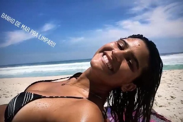 Giulia Costa na praia (Foto: Instagram)