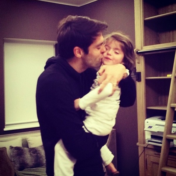 Kaká abraça a filha Isabella (Foto: Reprodução Instagram)