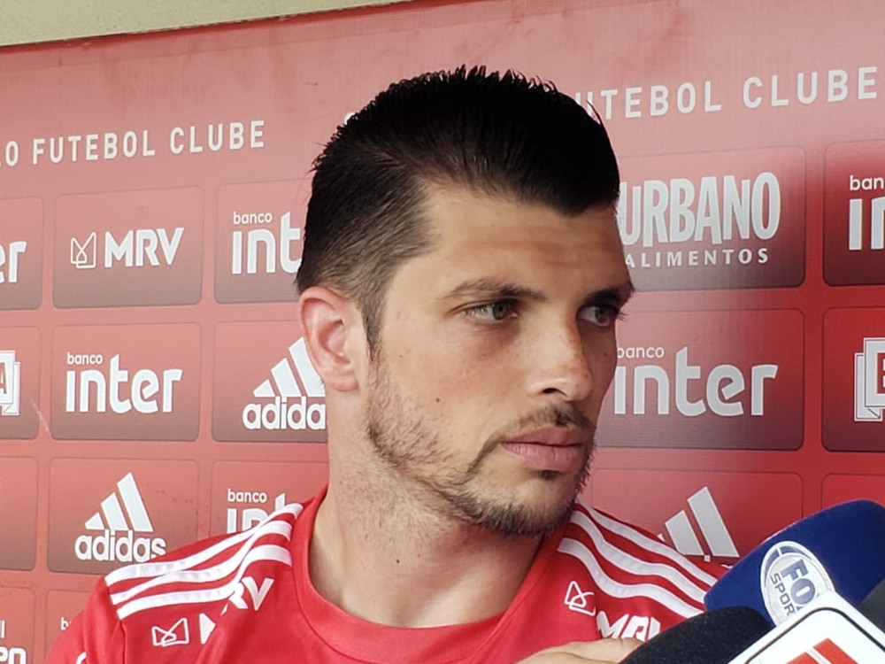 Tiago Volpi valoriza manutenção do elenco do São Paulo e vê tricolor á frente dos rivais