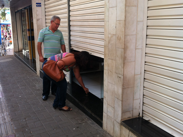 Vendedores fecham as portas dos estabelecimentos por medo de depredação em Montes Claros (MG) (Foto: Ana Carolina Caldeira/G1)