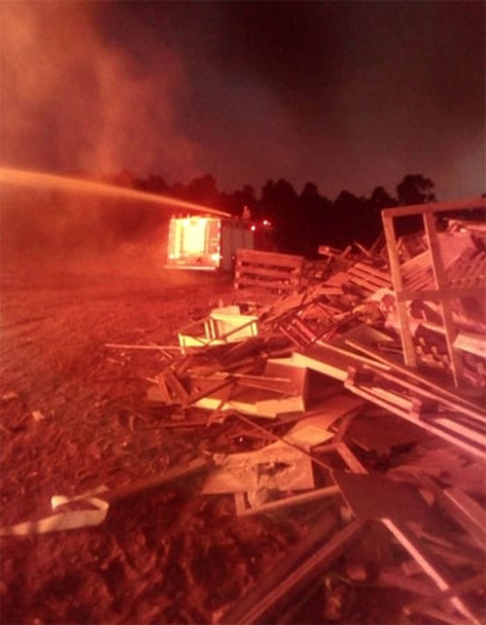 Bombeiros controlaram as chamas no aterro de inertes em Assis  — Foto: Assiscity/ Divulgação