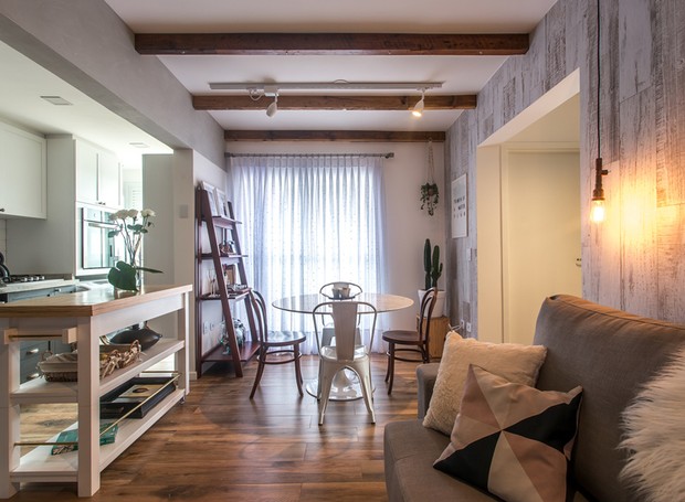 apartamento-escandinavo-Studio-Boscardin-Corsi-sofa-sala-de-jantar-area-social-integracao-cozinha (Foto: Eduardo Macarios)
