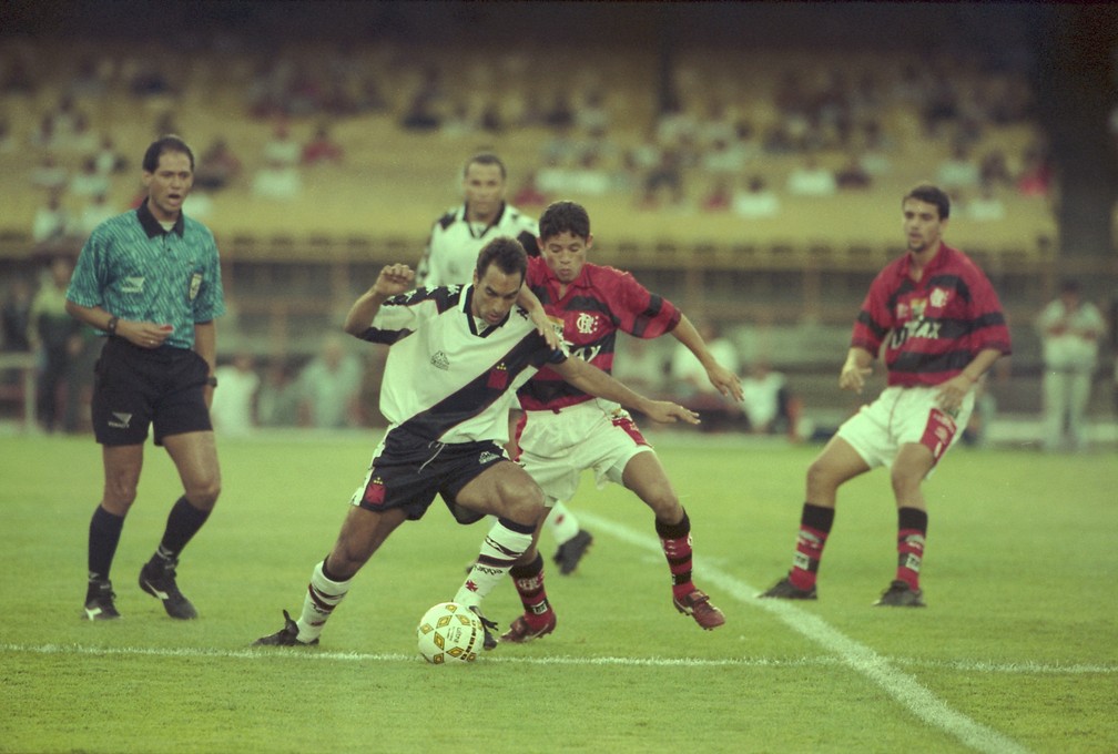 Edmundo domina a bola em clássico com o Flamengo (Foto: Tasso Marcelo / Agência Estado)