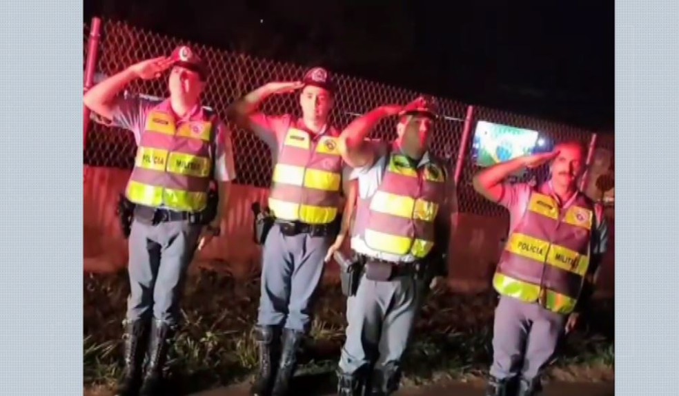 PMs paulistas batem continência a manifestantes durante bloqueio de rodovia em SP — Foto: Reprodução/Redes sociais