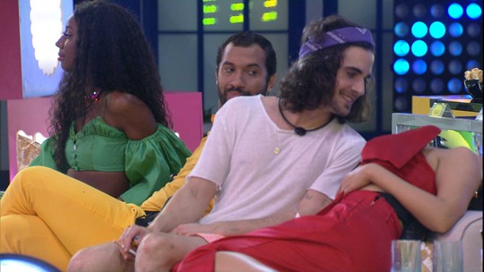 Fiuk pede a Juliette em festa do BBB21: 'Fala mais perto' Fiuk pede a Juliette em festa do BBB21: 'Fala mais perto'