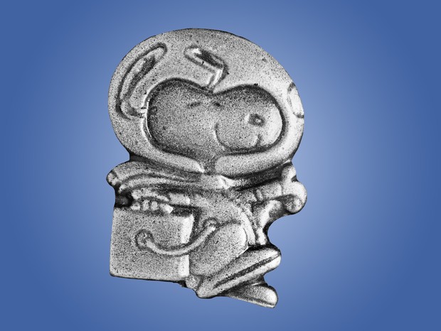 Broche de prata do astronauta Snoopy homenageia astronautas da Nasa no prêmio Silver Snoopy (Foto: Reprodução/nasa.gov)
