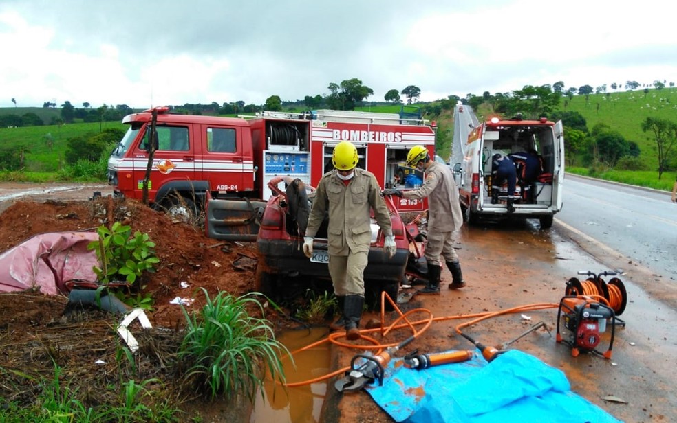 Acidente entre carro e caminhão deixa jovem morta e três mulheres feridas na BR-080, em Uruaçu — Foto: Corpo de Bombeiros/Divulgação