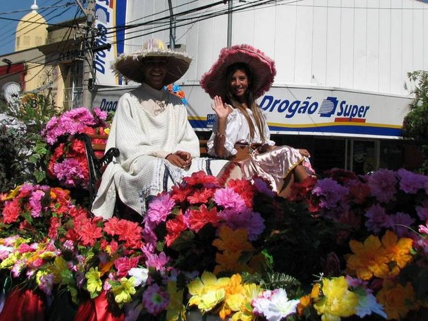 Parada das flores encanta público em São Carlos (Foto: Suzana Amyuni/G1)