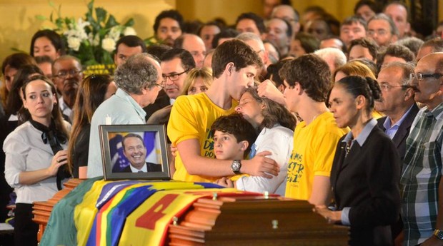 Familiares e Marina Silva, ao lado do caixão de Eduardo Campos (Foto: Agência Brasil)