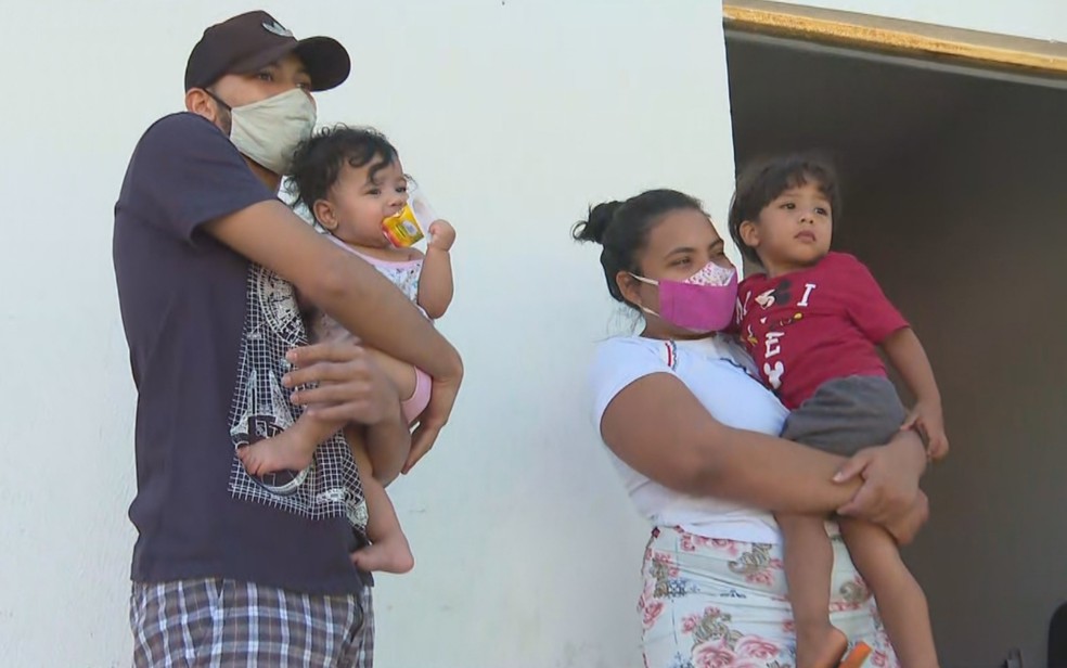 Casal e dois filhos pequenos passam por dificuldades para se alimentar — Foto: Reprodução/TV Anhanguera