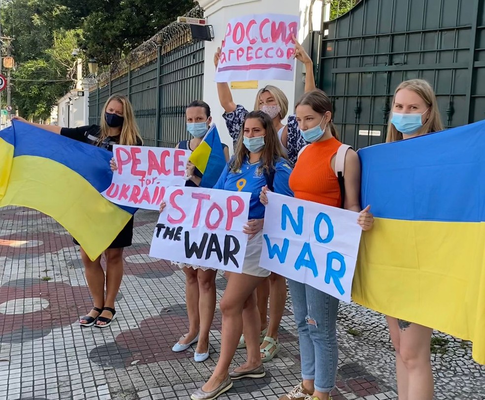 Protesto de ucraniano em frente à embaixada da Rússia na Av. Lineu de Paula Machado, no Morumbi, Zona Sul da capital paulista. — Foto: Daniela Geminiani/GloboNews