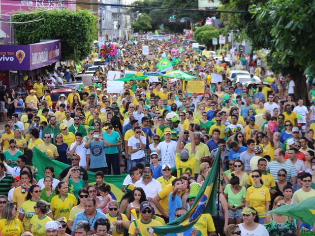 Passeata iniciou às 16 horas pontualmente na avenida Carlos Gomes, em Porto Velho (Foto: Ísis Capistrano/ G1)