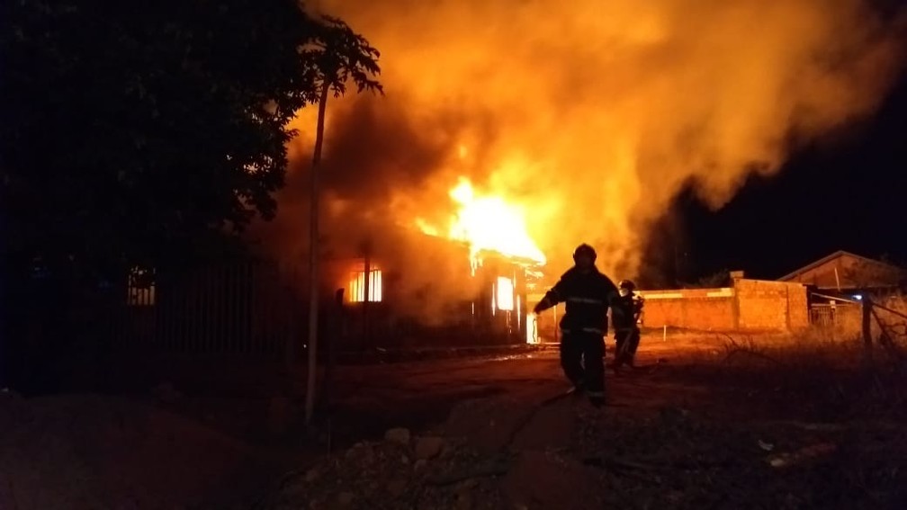 Casa fica destru&iacute;da ap&oacute;s inc&ecirc;ndio criminoso, em Ivinhema (MS). &mdash; Foto: Corpo de Bombeiros/Divulga&ccedil;&atilde;o