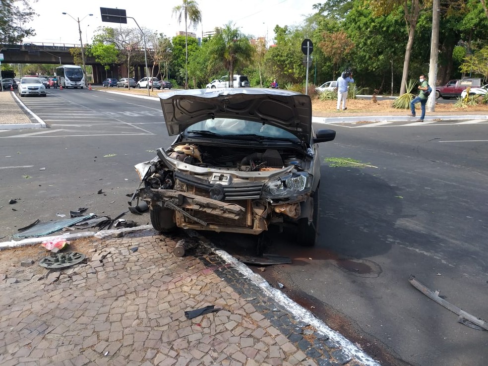 Carro teria invadido a preferencial, atingido o outro veículo, que capotou. — Foto: Francisco Lima/TV Clube
