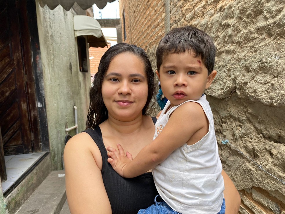 D&eacute;bora Santos n&atilde;o conseguiu vaga para o filho Pedro Lucas, de 2 anos, em uma creche p&uacute;blica de Natal. &mdash; Foto: Pedro Trindade/Inter TV Cabugi