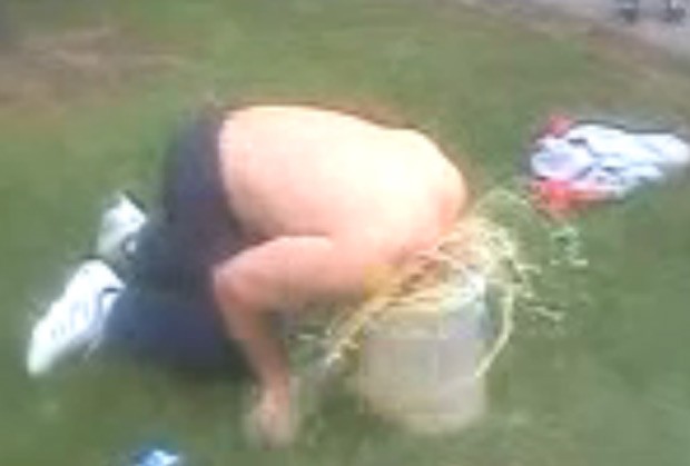 Homem ganhou pouco mais de R$ 900 para mergulhar a cabeça em um balde de urina (Foto: Reprodução)
