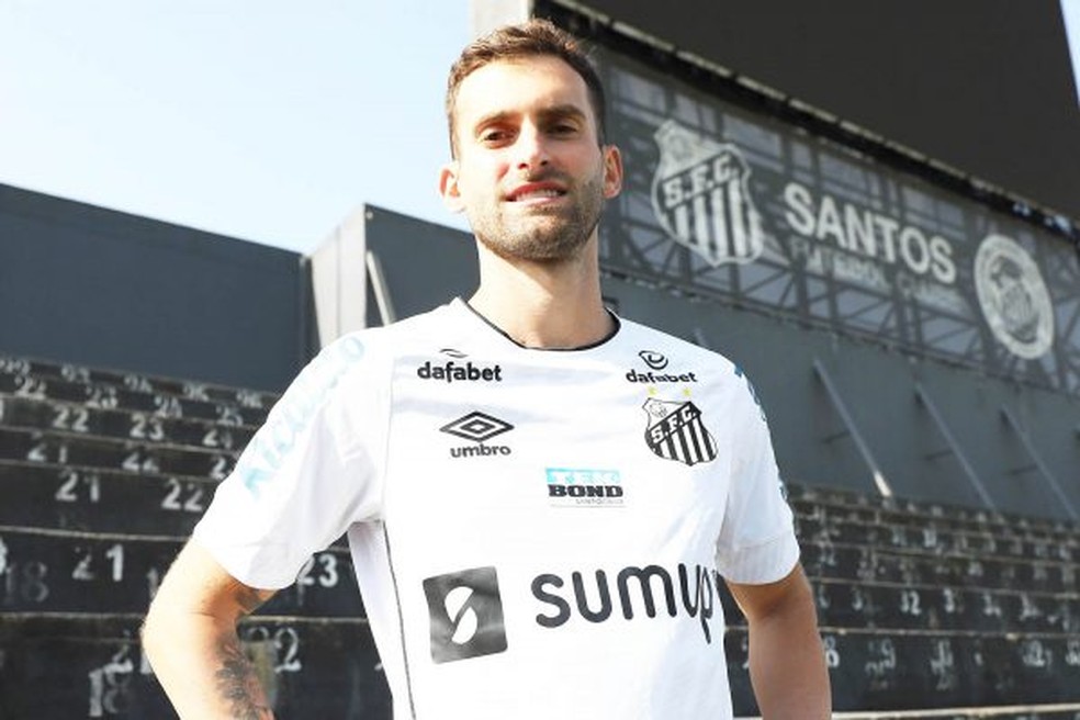 Léo Baptistão veste oficialmente a camisa do Santos — Foto: Pedro Ernesto Guerra Azevedo/Santos FC