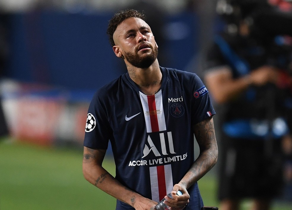 Neymar chora com vice-campeonato do PSG para o Bayern de Munique — Foto: David Ramos/Reuters