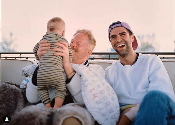 O ator Jesse Tyler-Fergunson com o marido e o filho (Foto: Instagram)