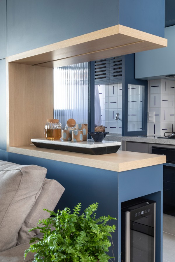Décor do dia: Living com cozinha azul integrada e móvel funcional (Foto: Evelyn Müller/Divulgação)