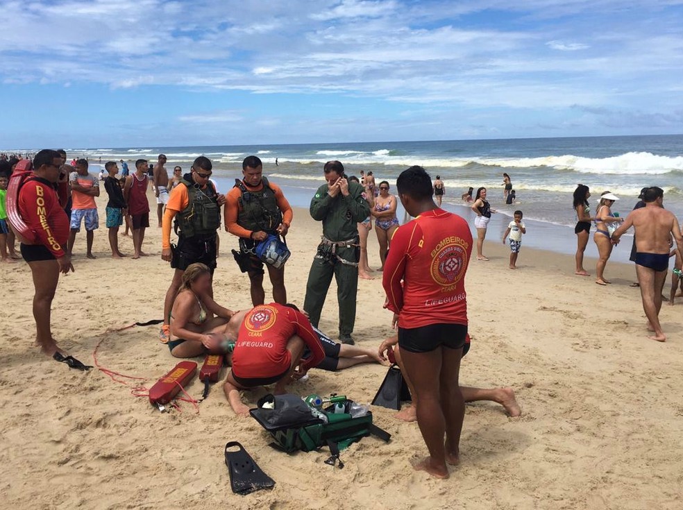 Casal De Turistas E Resgatado Pelos Bombeiros Apos Quase Se Afogar Na Praia Do Futuro Em Fortaleza Ceara G1 Guia de casamentos na praia: casal de turistas e resgatado pelos