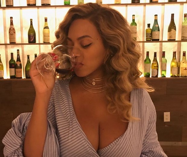 Beyoncé tomando vinho (Foto:  )