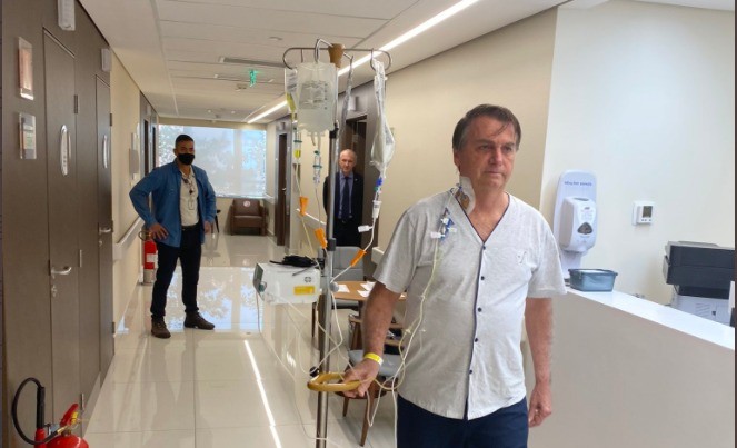 Presidente Jair Bolsonaro caminha pelo hospital