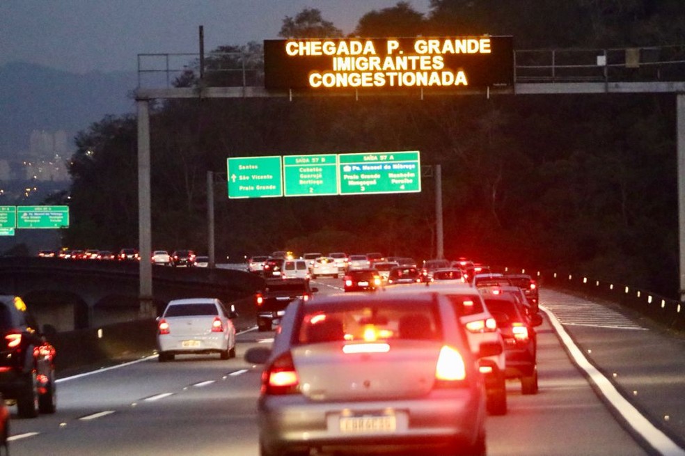 Rodovias do litoral de SP ficam congestionadas na véspera do feriado — Foto: Vanessa Rodrigues/Jornal A Tribuna