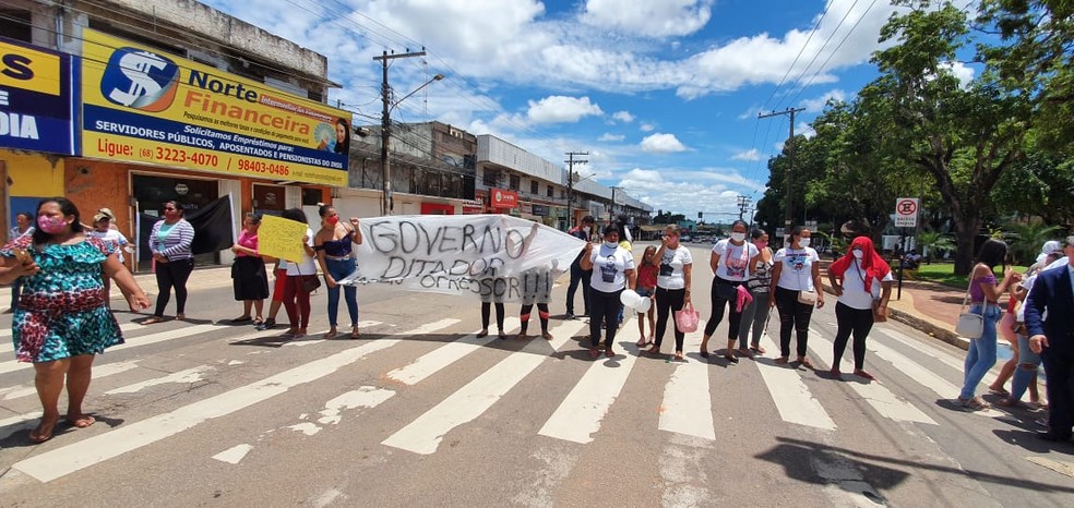 Protesto das familiares de presos atrapalhou trânsito na capital nesta quinta-feira (25) — Foto: Andryo Amaral/Rede Amazônica