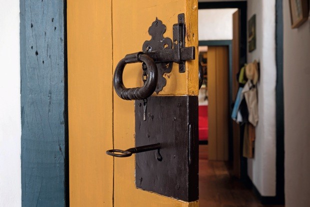 As fechaduras das portas são uma característica marcante na arquitetura colonial (Foto: Lufe Gomes / Editora Globo)