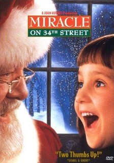 Milagre da Rua 34: Depois de ver um Papai Noel bêbado no tradicional Desfile de Ação de Graças da Macy’s, Kris Kringle, um senhorzinho de barba branca, assume o posto de Bom Velhinho em uma filial da loja e desperta o verdadeiro espírito natalino em todos