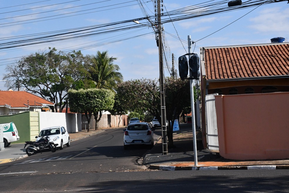 Novos semáforos são implantados no cruzamento da Avenida JK com a Rua Luís Alves dos Santos, no Jardim Mediterrâneo, em Presidente Prudente (SP) — Foto: Elisângela Lucca/Secom