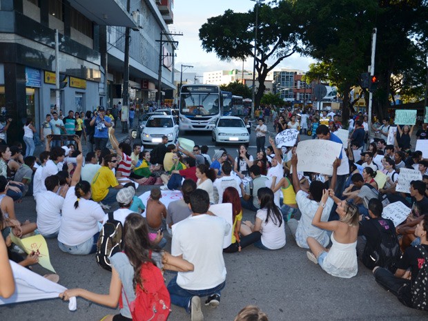 Manifestantes percorreram Centro de João Pessoa e sentaram em cruzamento, congestionando o trânsito (Foto: Walter Paparazzo/G1)