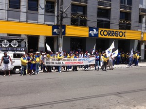Funcionários do Correio se reúnem em frente a agência, no Centro.  (Foto: Roberta Cólen/G1)