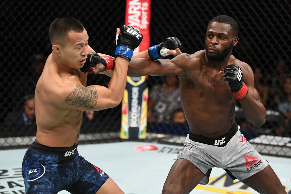 Montel Jackson golpeia Andre Soukhamthath na vitória tranquila no UFC 236 — Foto: Getty Images