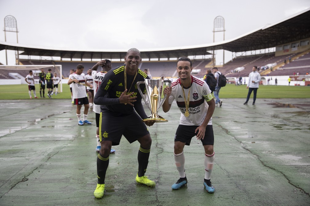 Hugo Souza e Luiz Henrique se despediram da base com mais um título no currículo: a Supercopa do Brasil — Foto: Thais Magalhães / CBF