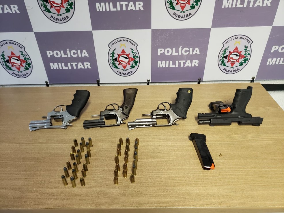 Armas e muniÃ§Ãµes apareendidas na aÃ§Ã£o da PM â Foto: DivulgaÃ§Ã£o/PolÃ­cia Militar