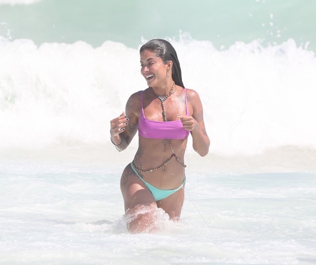 Aline Riscado na praia da Barra da Tijuca (Foto: Dilson Silva/AgNews)