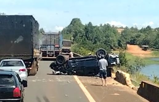 Picape capota em ponte sobre a Represa de Jurumirim no interior de SP