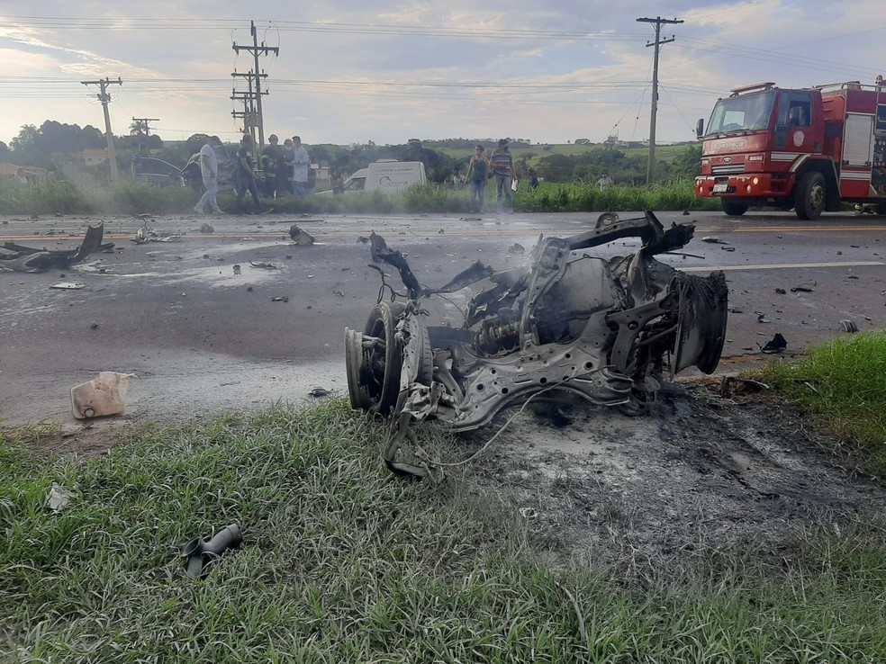 Motor de um dos carros foi arrancado e pegou fogo no acidente entre Bastos e Iacri  — Foto: Diego Pereira / Mais Tupã 