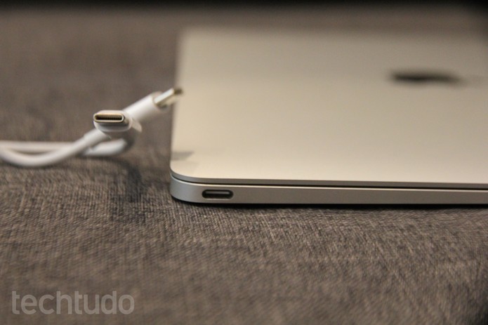 Apple surpreendeu o mundo a adotar apenas uma entrada USB-C no novo MacBook (Foto: Carol Danelli/TechTudo)